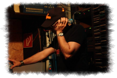 DJ Crazy bei der Arbeit DJ Crazy bei der Arbeit